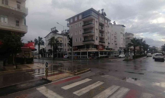 Kaza yapan otomobil, trafik lambasını devirdi - Asayiş - Yellow Bülten